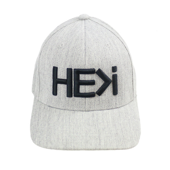 CLASSIC FLEXFIT HAT IN HEATHER GREY – HE>i